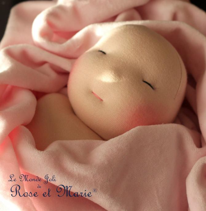 Bébé Le Monde Joli de Rose et Marie