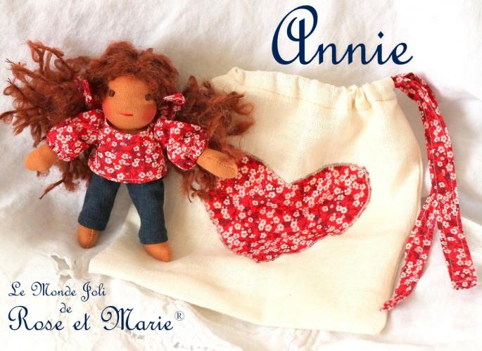 Annie, petite poupée waldorf 15 cm et sa pochette en lin et Liberty